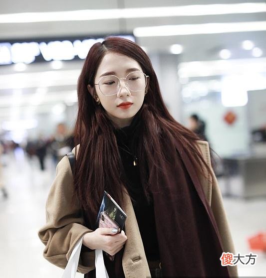 【时尚一点】孟美岐的时尚搭配小心机，却不料被春运包抢镜了