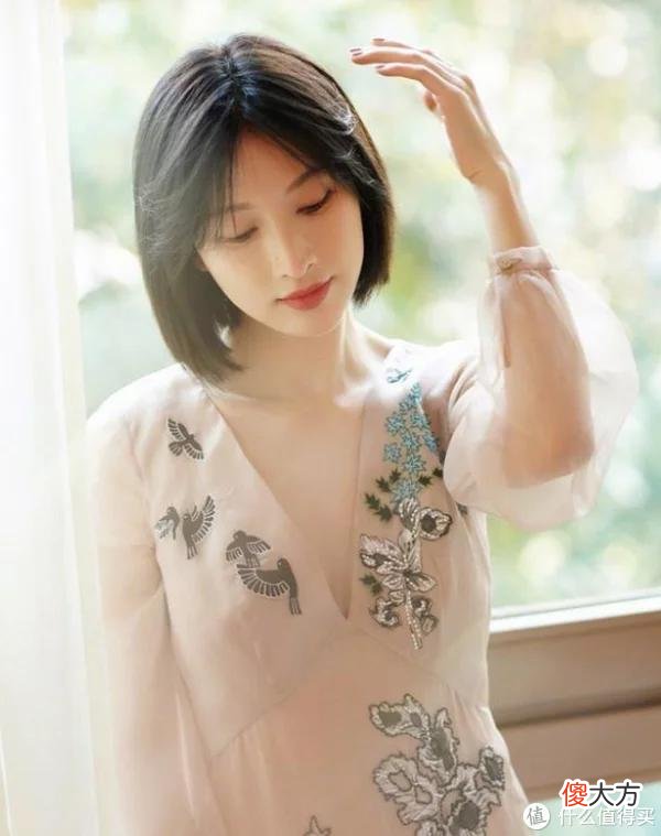 【就爱时尚】年过50的女人远离“显老色”！今夏流行“富贵色”，优雅显白不拉垮！