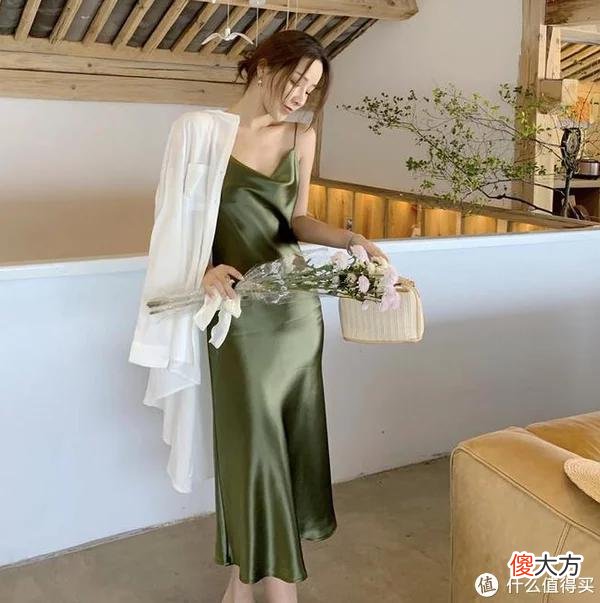 【就爱时尚】年过50的女人远离“显老色”！今夏流行“富贵色”，优雅显白不拉垮！