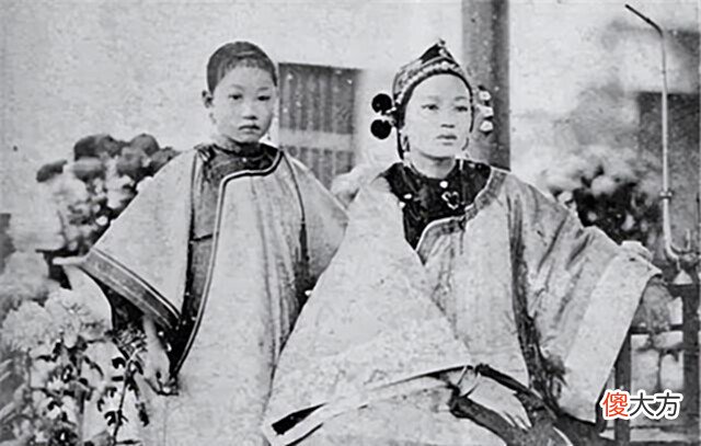 【爱历史】清朝一张“可疑”的老照片,房间出现“幽灵”,现在都没法解释
