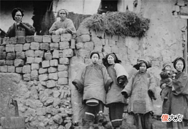 【爱历史】清朝一张“可疑”的老照片,房间出现“幽灵”,现在都没法解释