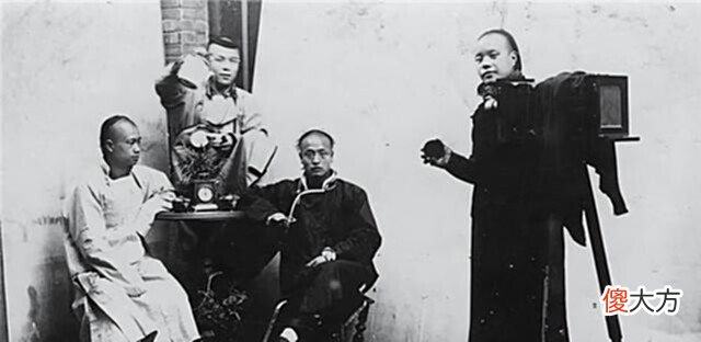 【爱历史】清朝一张“可疑”的老照片,房间出现“幽灵”,现在都没法解释