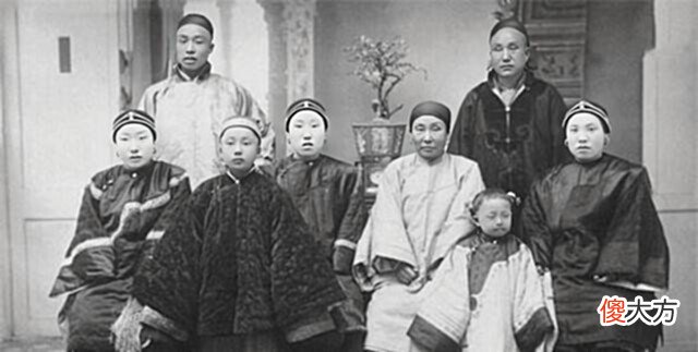 【爱历史】清朝一张“可疑”的老照片,房间出现“幽灵”,现在都没法解释
