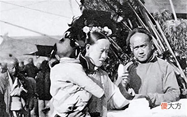 【爱历史】清朝一张“可疑”的老照片,房间出现“幽灵”,现在都没法解释