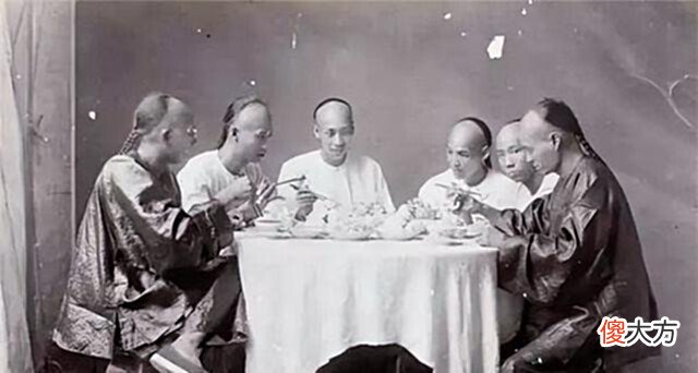 【爱历史】清朝一张“可疑”的老照片,房间出现“幽灵”,现在都没法解释
