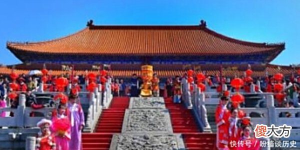 【历史故事】古代官员上朝有多悲催？半夜就要起床上班，迟到还要挨板子！