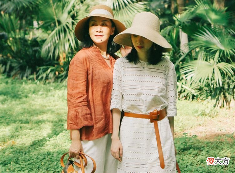 【时尚一点】女人到了50岁，越要远离一身黑，教你3种活力配色法，夏天穿好美