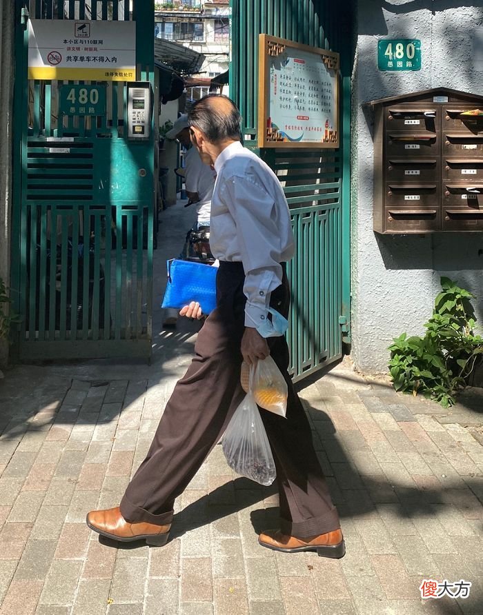 【时尚一点】这是我见过最时髦的上海爷爷：不穿老年装，爱戴帽子，优雅又随性