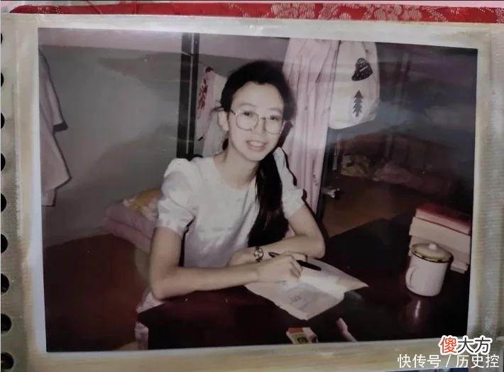 【时尚一点】老照片，十九年代女性形象，青春时尚有自信