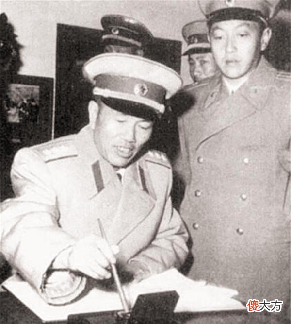 【历史故事】战士看报纸，指着司令的照片跟连长说：这是我22年从未相见的父亲