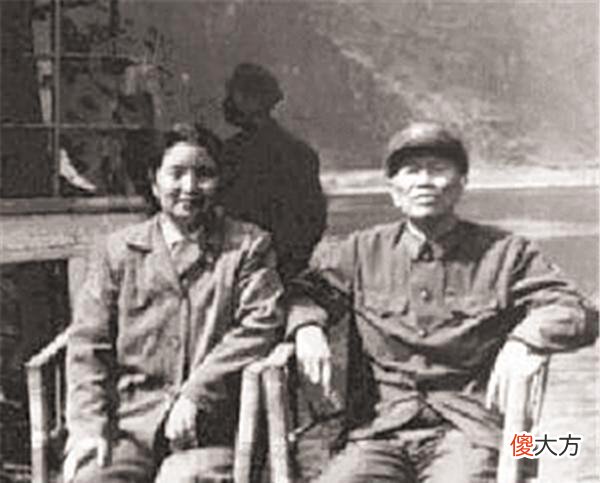 【历史故事】战士看报纸，指着司令的照片跟连长说：这是我22年从未相见的父亲