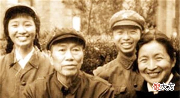 【历史故事】战士看报纸，指着司令的照片跟连长说：这是我22年从未相见的父亲