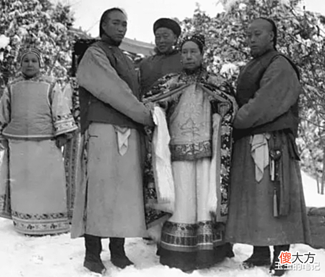 【历史故事】中国最后一个太监孙耀庭回忆:娘娘们洗澡从不亲自动手,下人还得跪着去伺候