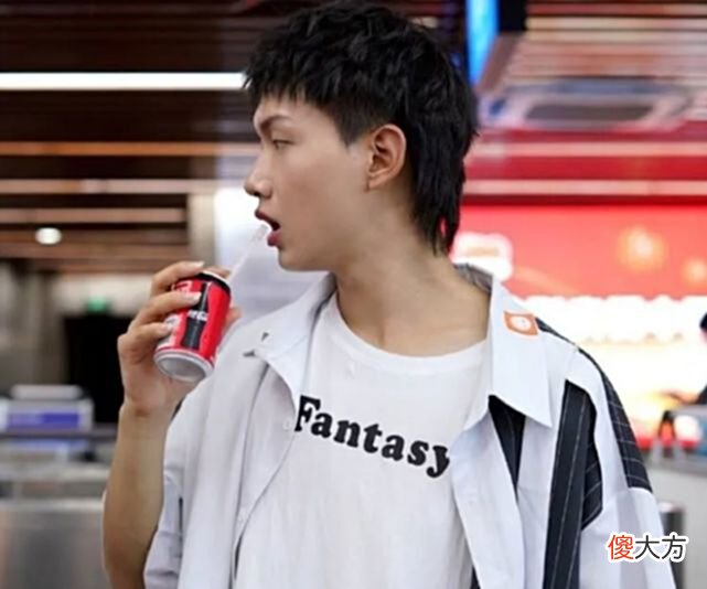 【游戏迷】飞牛酷爱整活，冒充树叶太好玩，当事人目睹一切