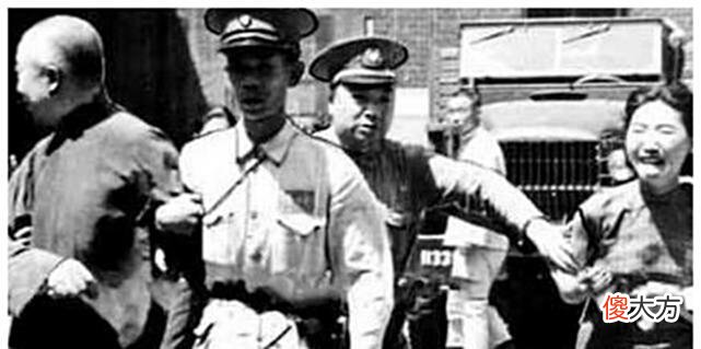 【爱历史】抗战胜利后汉奸枪决老照片：丑态百出，图5为解恨被连开24枪！