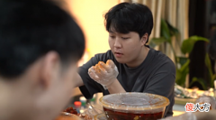 【游戏世界】JDG官博晒夜宵视频引围观,LPL观众直呼酸了,369却不见踪影!