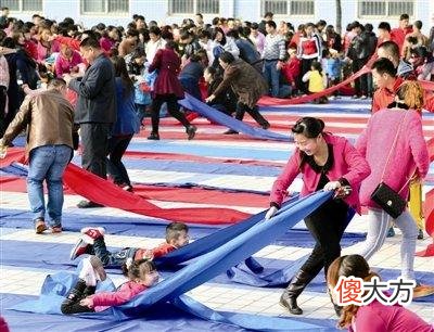 表演节目还是分享美食？幼儿园的庆祝活动真的让家长和老师心累