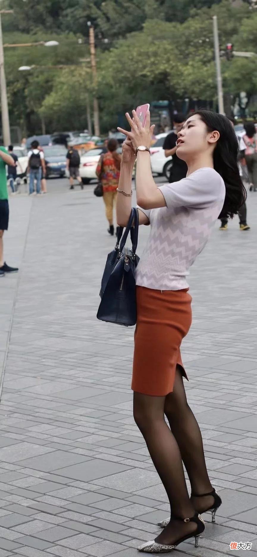 【时尚一点】美女身穿开叉款式短裙搭高跟鞋， 真的很好看，气质感十足！