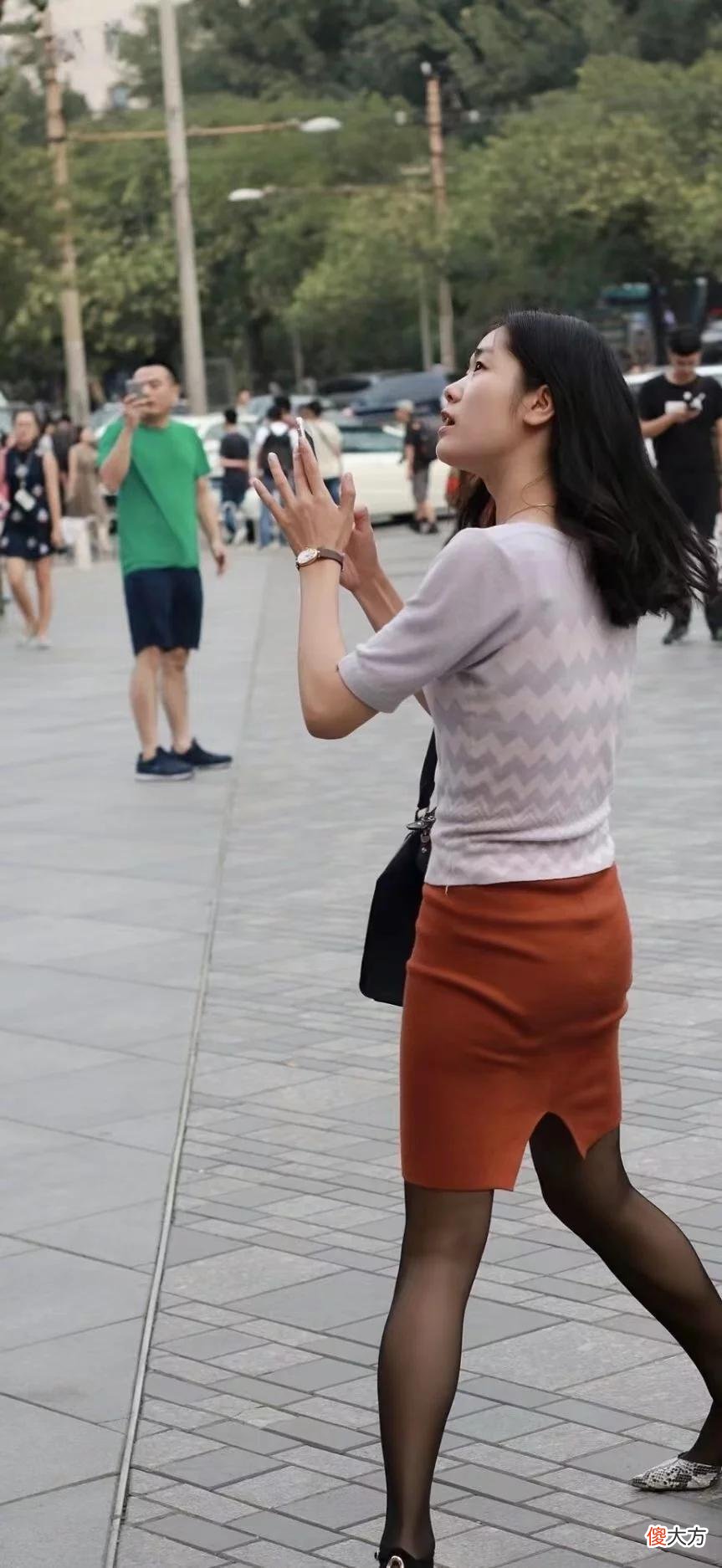 【时尚一点】美女身穿开叉款式短裙搭高跟鞋， 真的很好看，气质感十足！