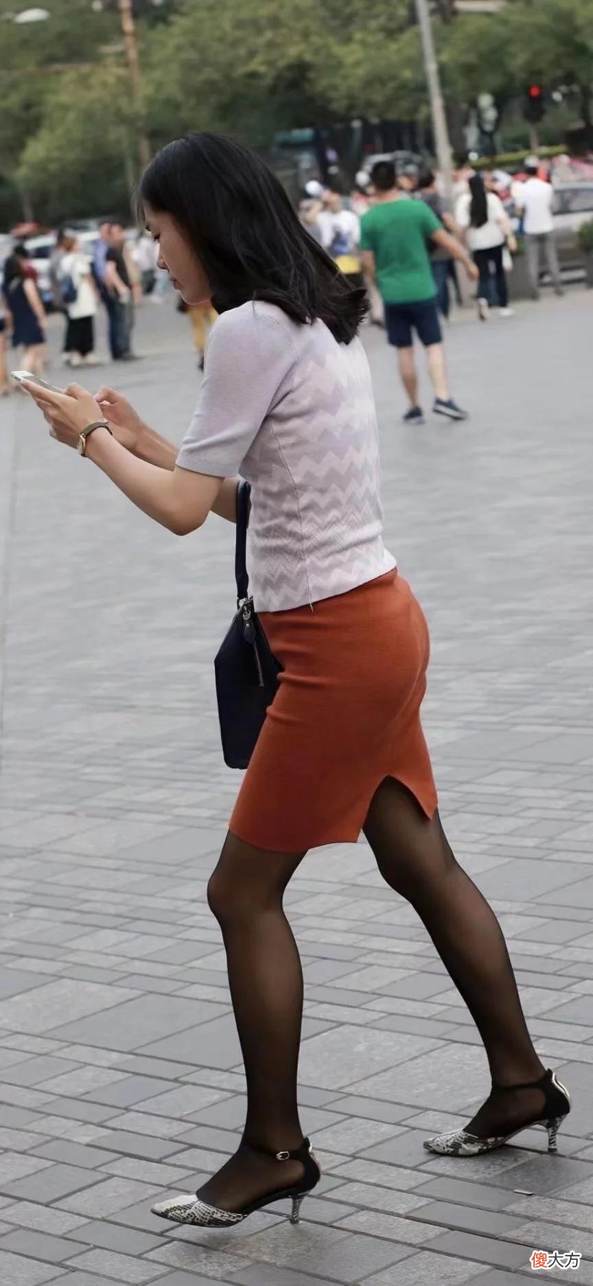 【时尚一点】美女身穿开叉款式短裙搭高跟鞋， 真的很好看，气质感十足！