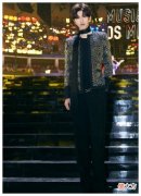 【就爱时尚】21岁的蔡徐坤对纸人瘦吗，直筒裤变成阔腿裤，筷子比女孩子细