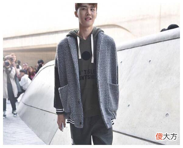 【就爱时尚】阿扬加黑色风衣搭配牛仔裤，低调又帅气，日常生活中会穿什么？