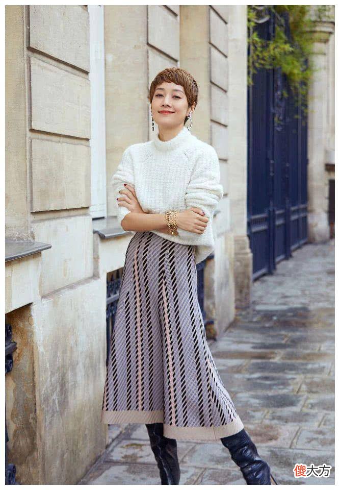 【就爱时尚】43岁的马伊牙只是穿着正确的秋装，展现出了少女感