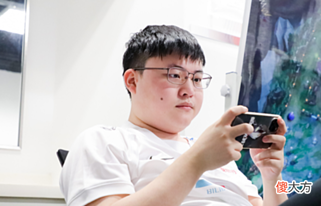 【游戏世界】Uzi恐离队，Bin跟呼吸哥互换？Doinb爆出惊天大瓜