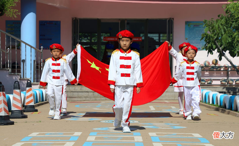 父母不在，他们这样陪军娃。