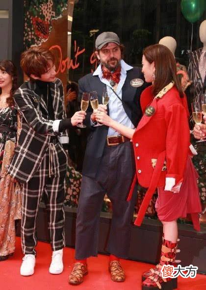 【时尚一点】佘诗曼出道21年未曾衰老，酒红色长裙配呢子外套，一双鞋毁所有