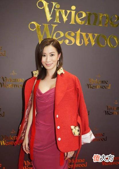 【时尚一点】佘诗曼出道21年未曾衰老，酒红色长裙配呢子外套，一双鞋毁所有