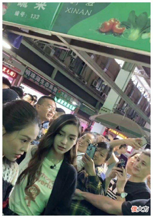 【时尚一点】安吉拉宝贝妆化精致，网友：这是家庭妇女，这是仙女