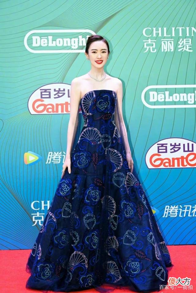 【时尚一点】“小章子怡”童瑶获白玉兰最佳女主角，肩颈优雅没有缺陷