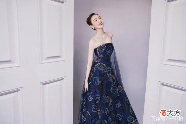【时尚一点】“小章子怡”童瑶获白玉兰最佳女主角，肩颈优雅没有缺陷