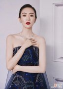 【时尚一点】“小章子怡”童瑶获白玉兰最佳女主角，肩颈优雅没有缺陷