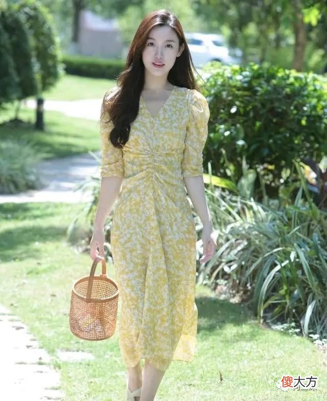【就爱时尚】35岁以上的女人该如何穿衣打扮？试试连衣裙穿搭吧，可以提升气质
