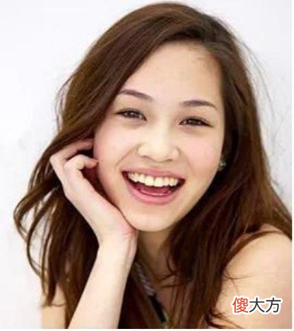【就爱时尚】这3种类型的妹子不适合散头发，显脸大还没精神，不如扎起