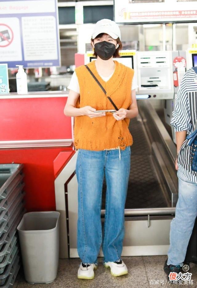【时尚一点】黑色背带裤叠穿怎么搭配好看？