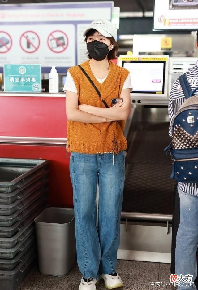 【时尚一点】黑色背带裤叠穿怎么搭配好看？