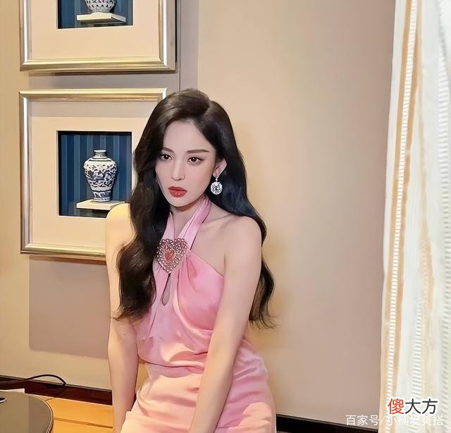 【时尚一点】古力娜扎身材不服不行，穿着“x型裙”秀身材却很高级