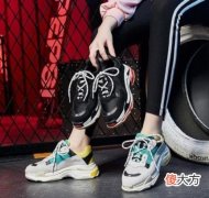 【时尚一点】老爹鞋太难驾驭？关键还得“这样”搭，若穿错，不显年轻反显老！