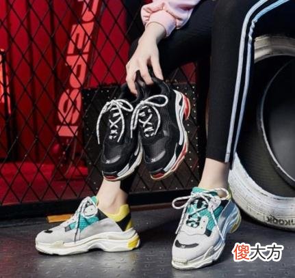 【时尚一点】老爹鞋太难驾驭？关键还得“这样”搭，若穿错，不显年轻反显老！