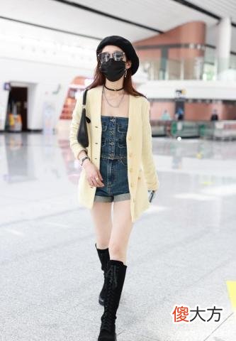 【时尚一点】希林娜依高的牛仔背带短裤搭配牛仔短裤，展现时尚魅力