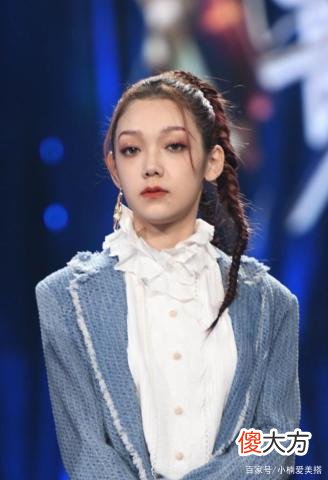 【时尚一点】希林娜依高的牛仔背带短裤搭配牛仔短裤，展现时尚魅力