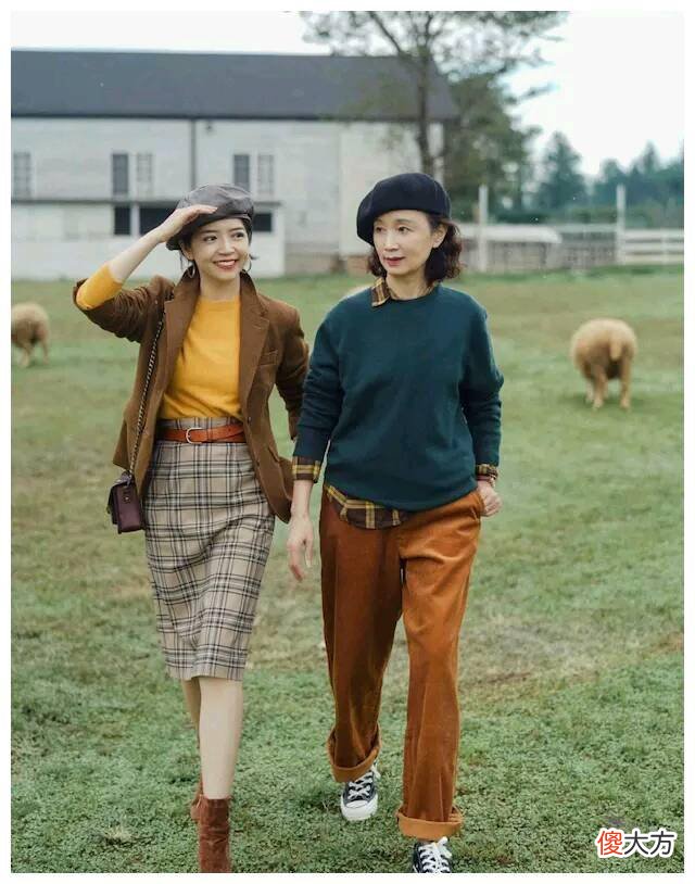 【就爱时尚】50岁的女人别再穿粉色的衣服了,这样的搭配更显年轻