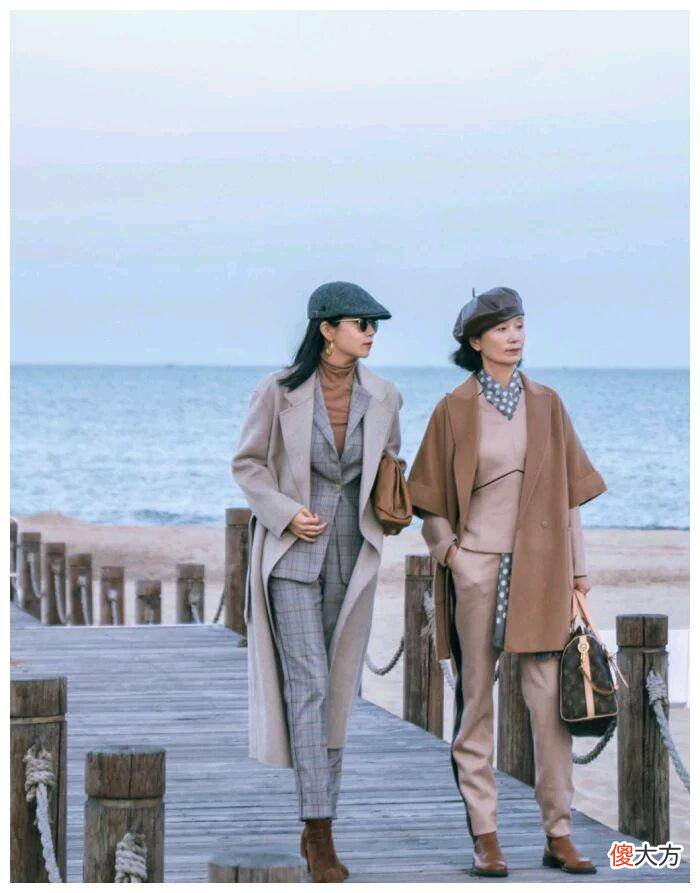 【就爱时尚】50岁的女人别再穿粉色的衣服了,这样的搭配更显年轻