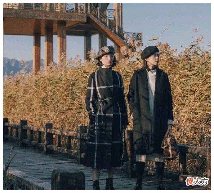 【就爱时尚】50岁的女人别再穿粉色的衣服了,这样的搭配更显年轻