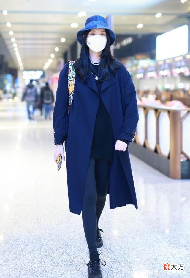 【就爱时尚】奚梦瑶的风衣造型选择深蓝色针织衫搭配牛仔裤,超模气质藏不住