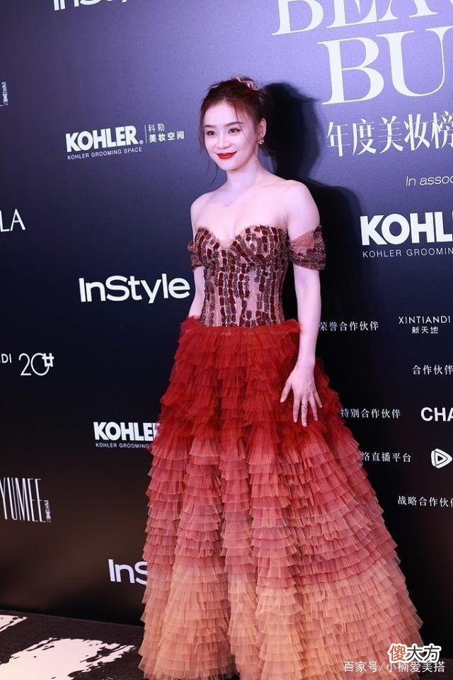 【时尚一点】红色渐变一字领礼服裙，袁姗姗的一字领礼服裙妩媚中又不失知性魅