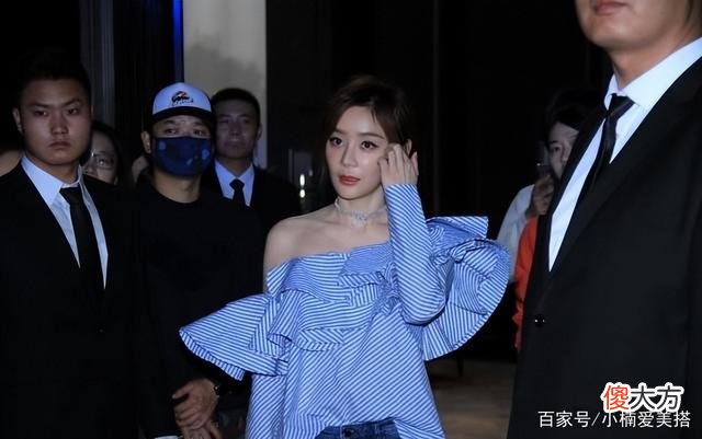 【时尚一点】红色渐变一字领礼服裙，袁姗姗的一字领礼服裙妩媚中又不失知性魅